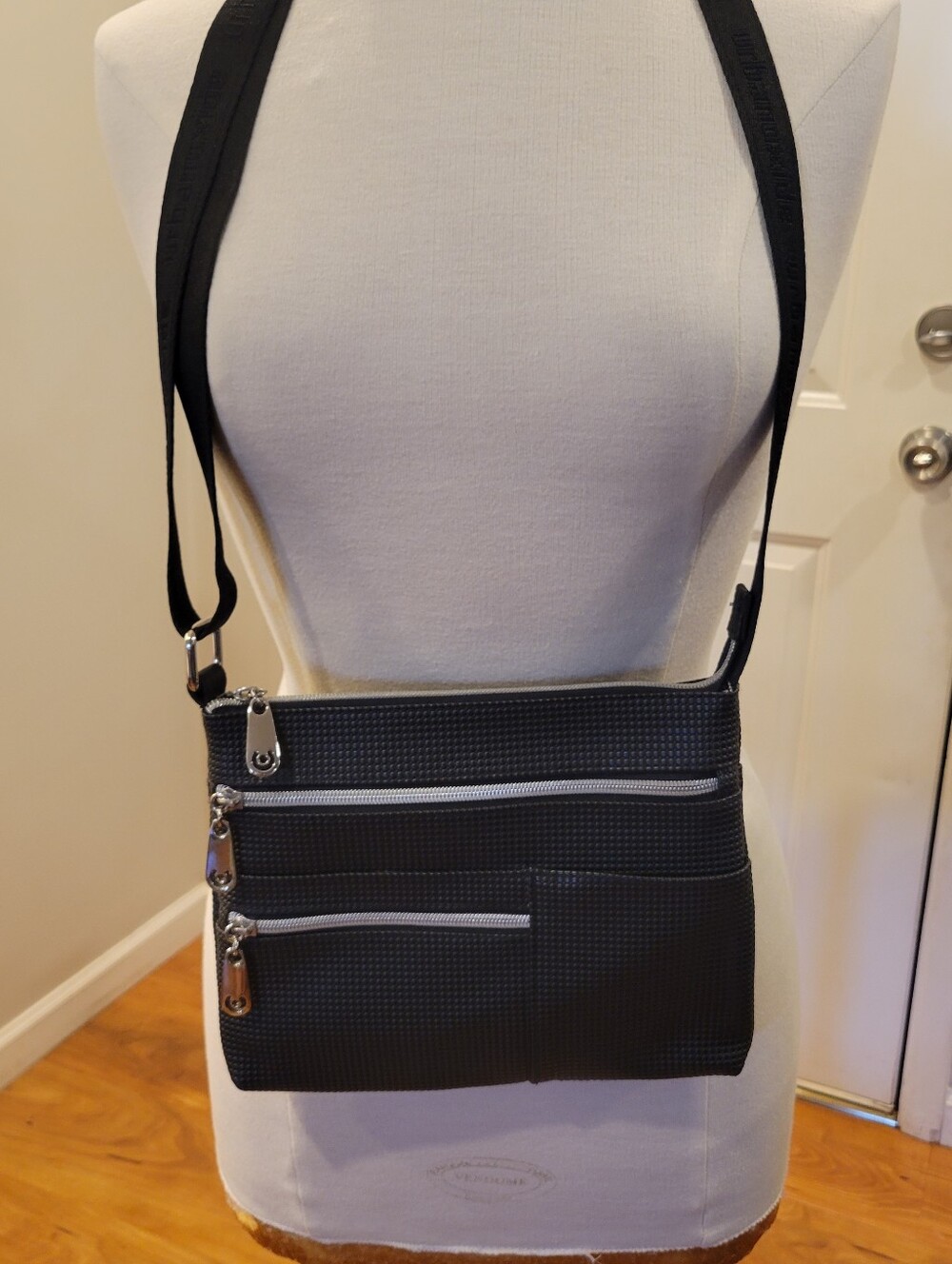 👜EUC~ URBAN OXIDE Crossbody Bag